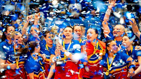 Cristina Neagu le-a mulţumit fanilor în genunchi pentru susţinerea din întreaga carieră, la ultimul meci pentru CSM București